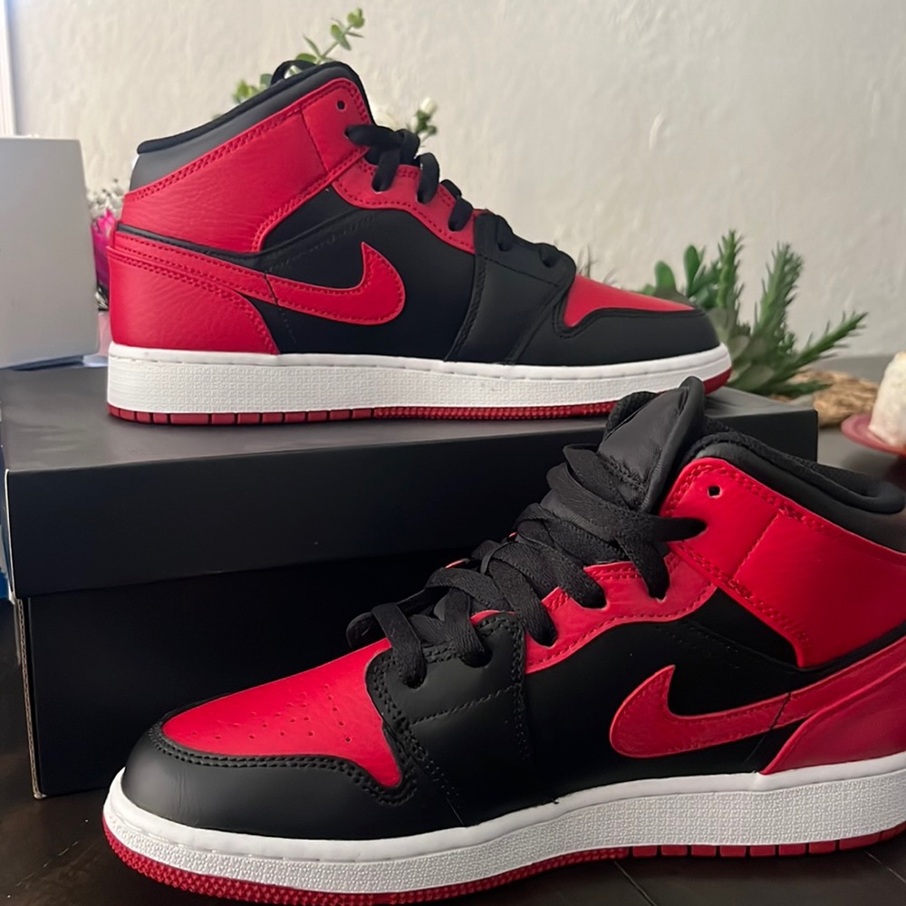 Air Jordan 1 Mid ⚡️ Fire Red ⚡️ Size 7 Open to any Offer